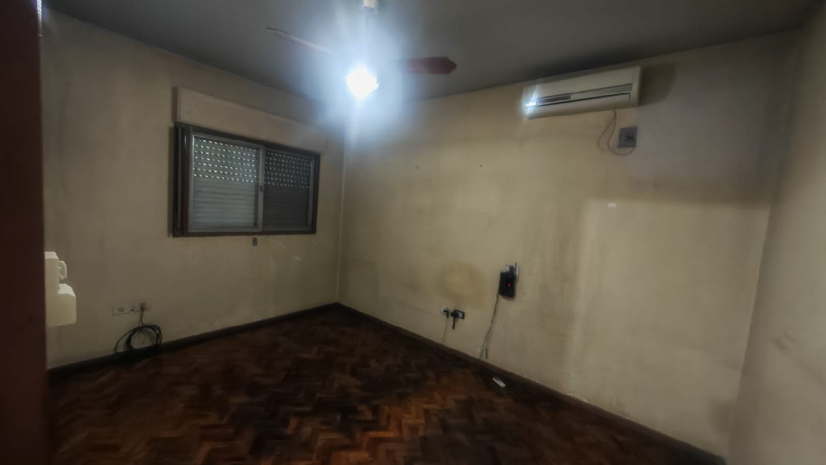 Excelente Casa, 4 dormitorios y 2 baños, pisos de parque en los dormitorios y sala de estar. 