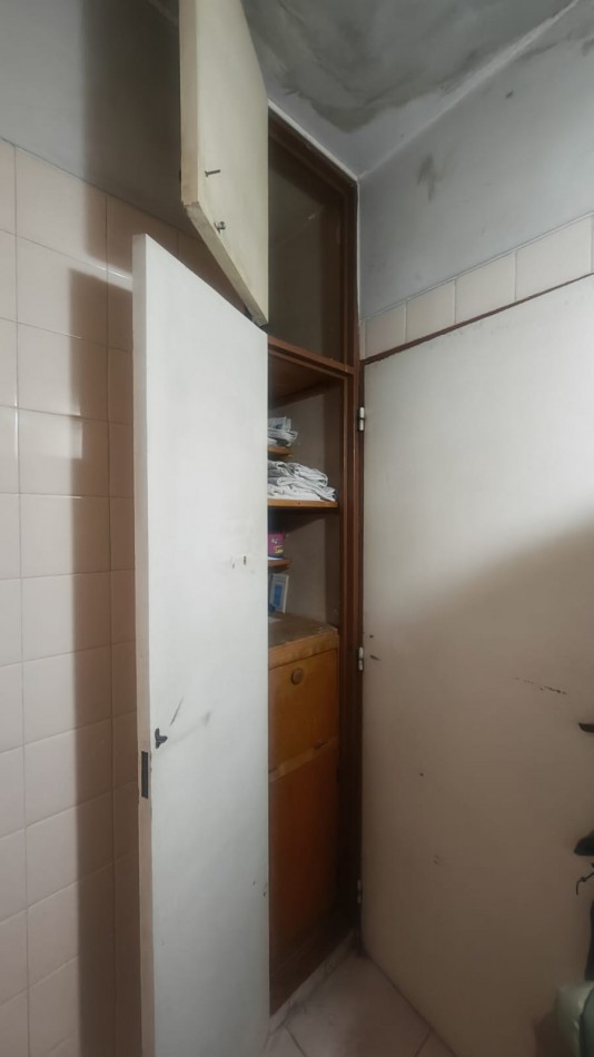 Excelente Casa, 4 dormitorios y 2 baños, pisos de parque en los dormitorios y sala de estar. 