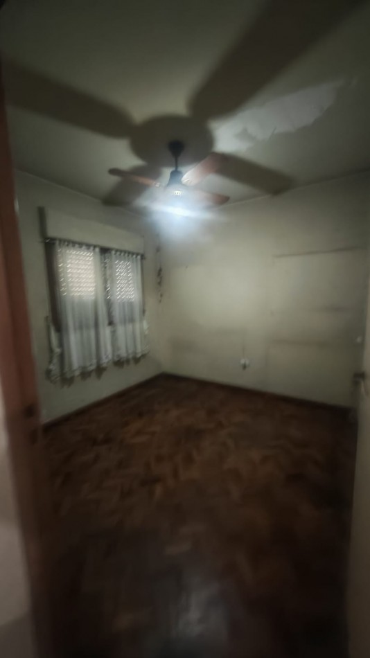 Excelente Casa, 4 dormitorios y 2 baños, pisos de parque en los dormitorios y sala de estar. 