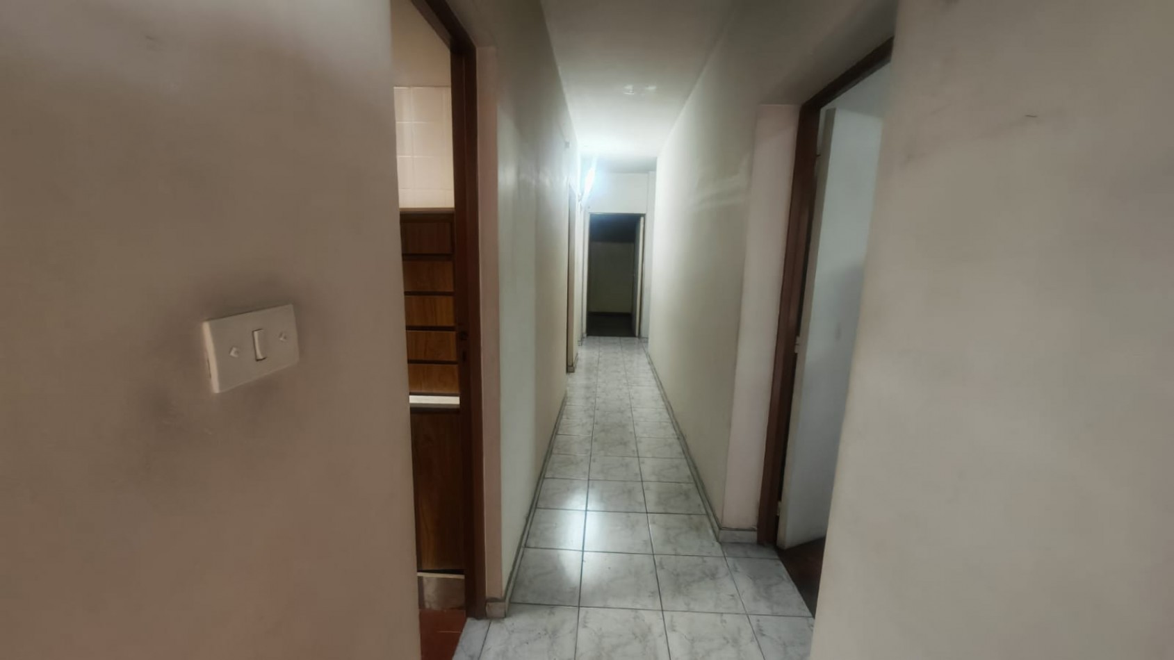 Excelente Casa, 4 dormitorios y 2 baños, pisos de parque en los dormitorios y sala de estar. 