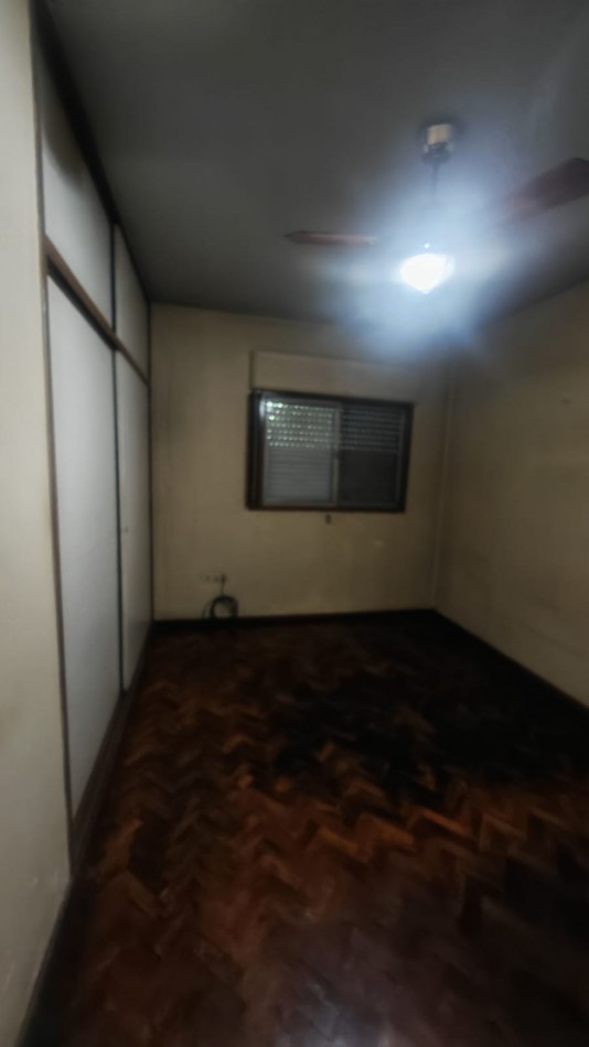 Excelente Casa, 4 dormitorios y 2 baños, pisos de parque en los dormitorios y sala de estar. 