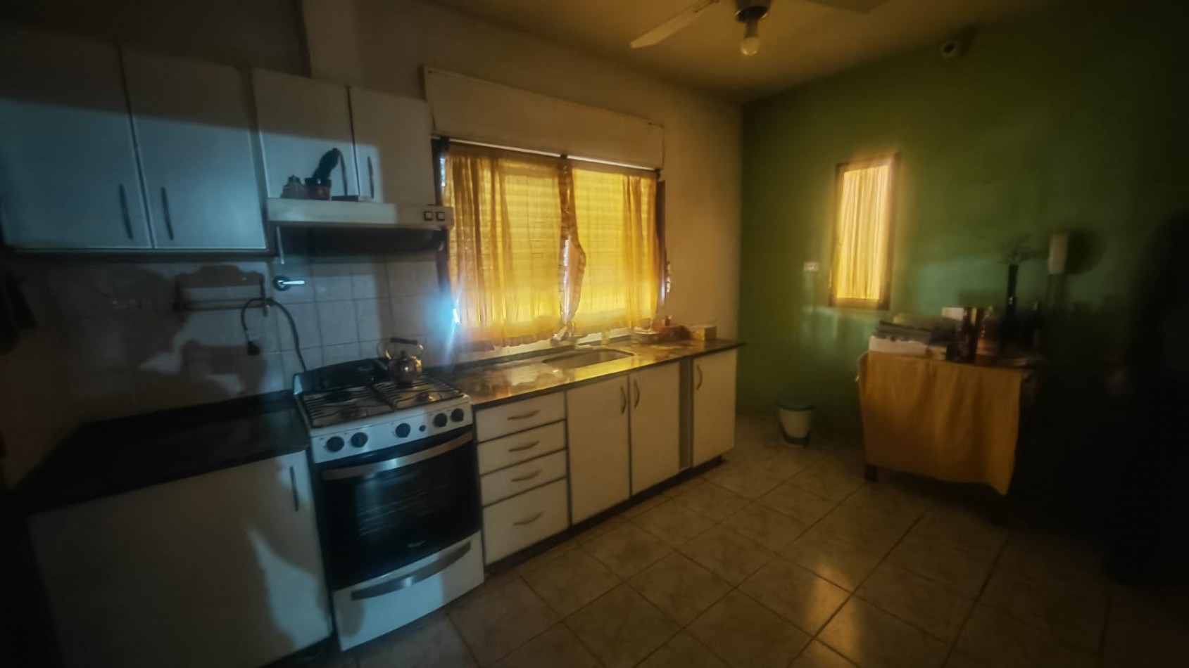 Excelente Casa, 4 dormitorios y 2 baños, pisos de parque en los dormitorios y sala de estar. 