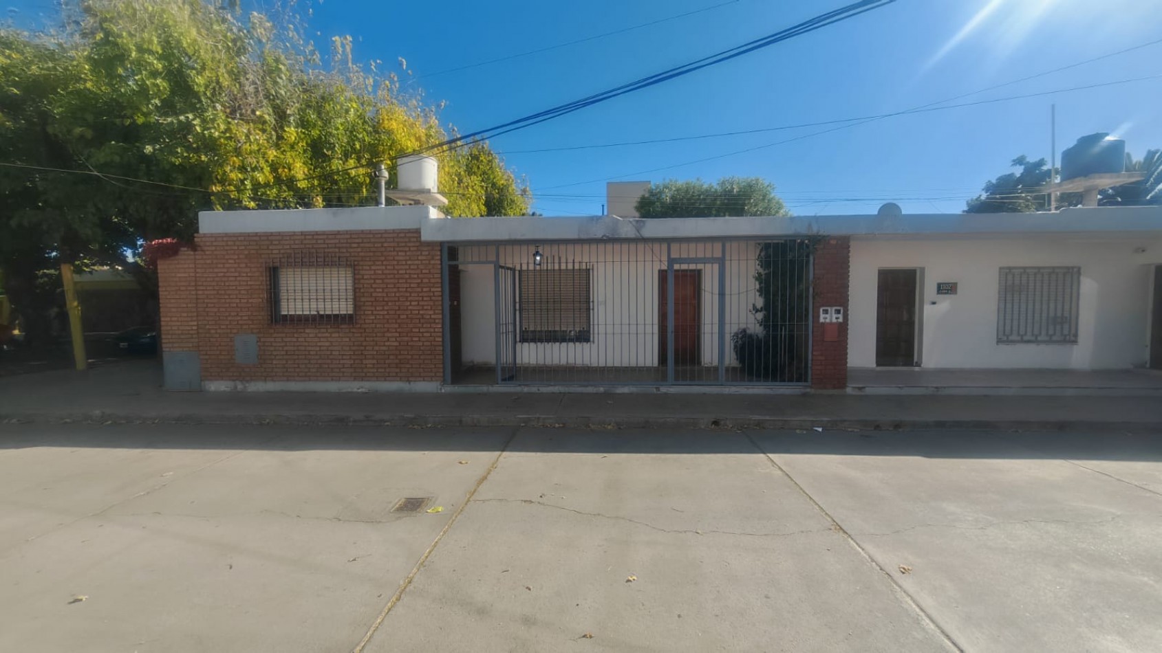 Excelente Casa, 4 dormitorios y 2 baños, pisos de parque en los dormitorios y sala de estar. 