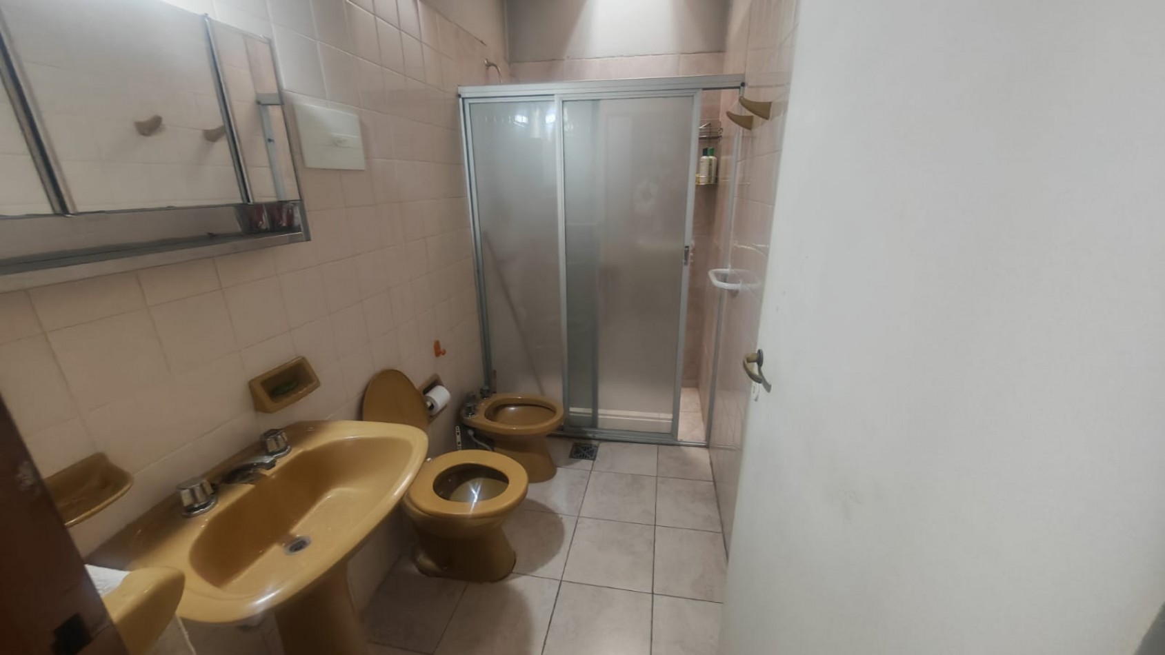 Excelente Casa, 4 dormitorios y 2 baños, pisos de parque en los dormitorios y sala de estar. 