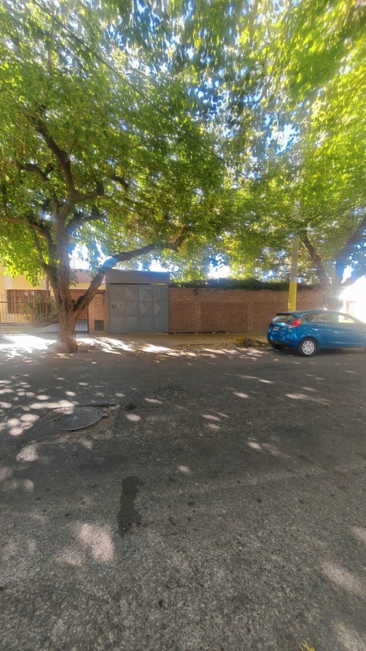 Excelente Casa, 4 dormitorios y 2 baños, pisos de parque en los dormitorios y sala de estar. 