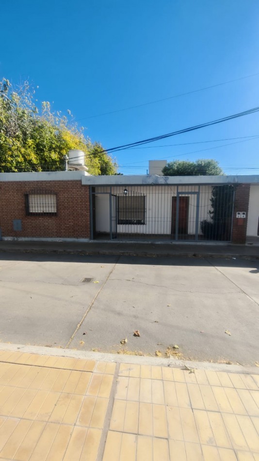 Excelente Casa, 4 dormitorios y 2 baños, pisos de parque en los dormitorios y sala de estar. 
