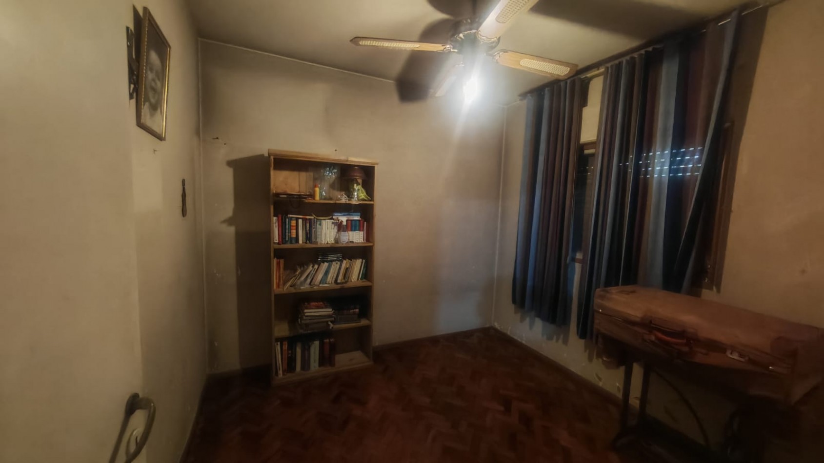 Excelente Casa, 4 dormitorios y 2 baños, pisos de parque en los dormitorios y sala de estar. 