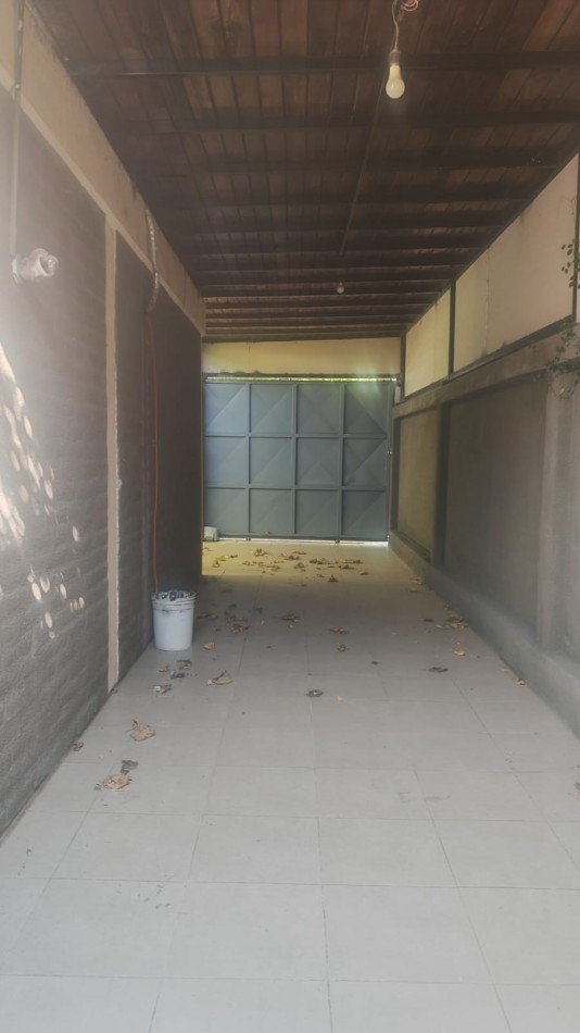 Excelente Casa, 4 dormitorios y 2 baños, pisos de parque en los dormitorios y sala de estar. 