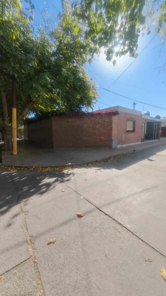 Excelente Casa, 4 dormitorios y 2 baños, pisos de parque en los dormitorios y sala de estar. 