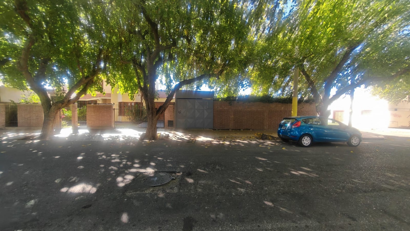 Excelente Casa, 4 dormitorios y 2 baños, pisos de parque en los dormitorios y sala de estar. 