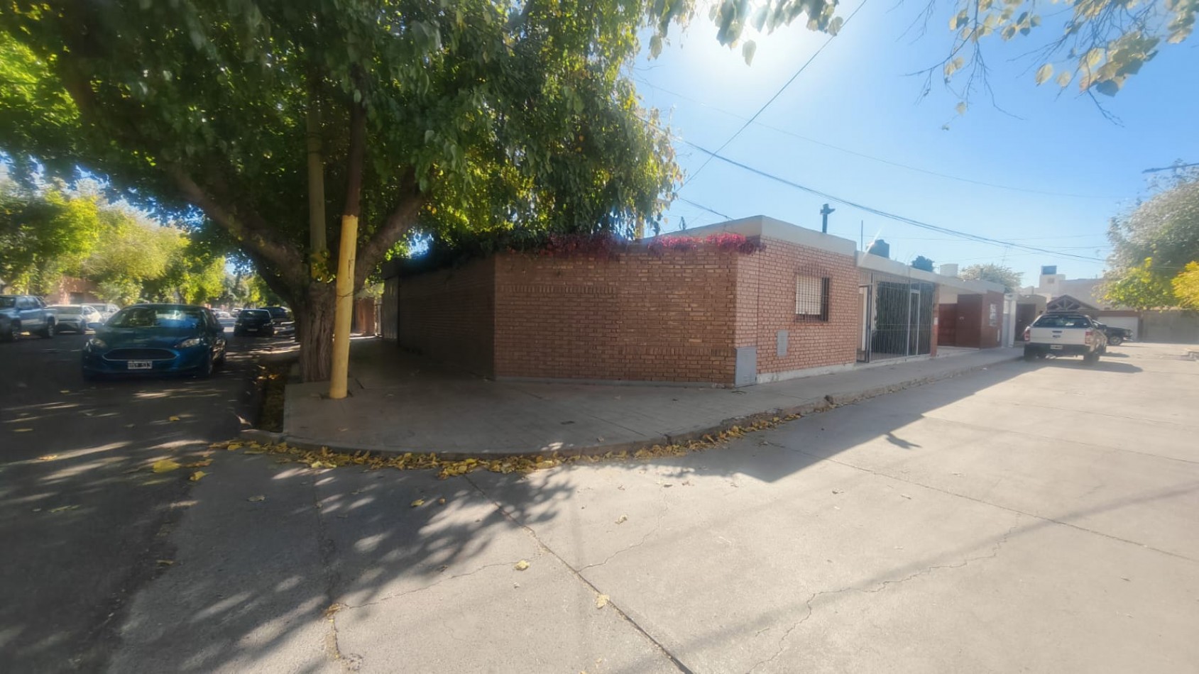 Excelente Casa, 4 dormitorios y 2 baños, pisos de parque en los dormitorios y sala de estar. 