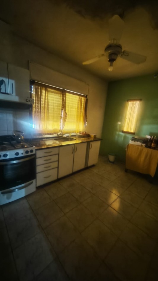 Excelente Casa, 4 dormitorios y 2 baños, pisos de parque en los dormitorios y sala de estar. 