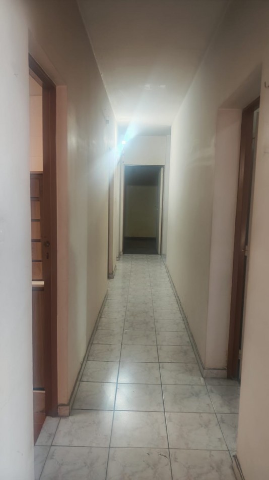 Excelente Casa, 4 dormitorios y 2 baños, pisos de parque en los dormitorios y sala de estar. 