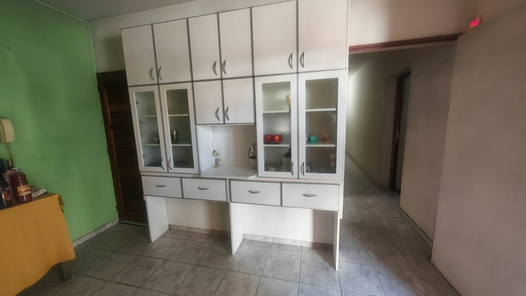 Excelente Casa, 4 dormitorios y 2 baños, pisos de parque en los dormitorios y sala de estar. 