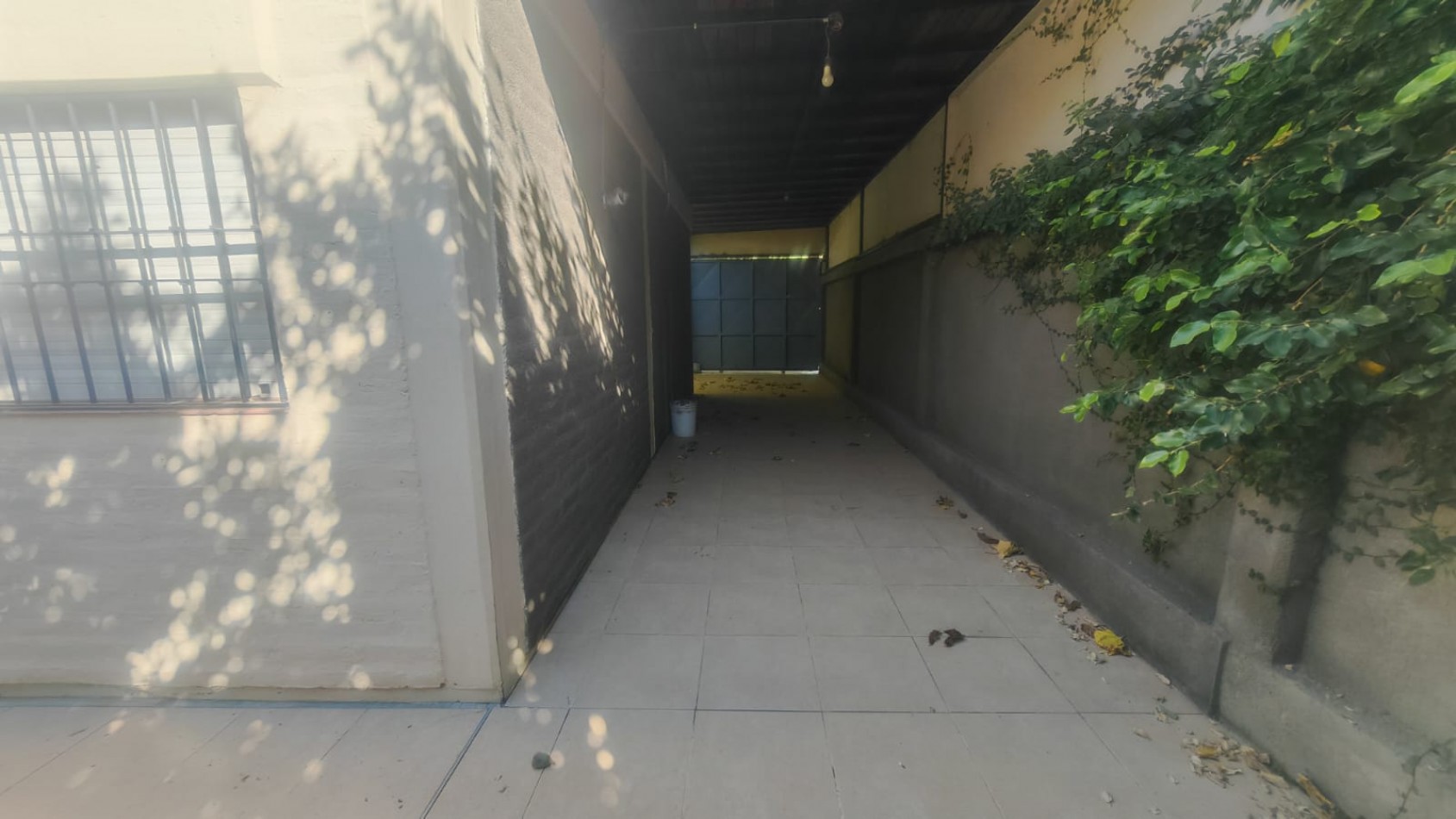 Excelente Casa, 4 dormitorios y 2 baños, pisos de parque en los dormitorios y sala de estar. 