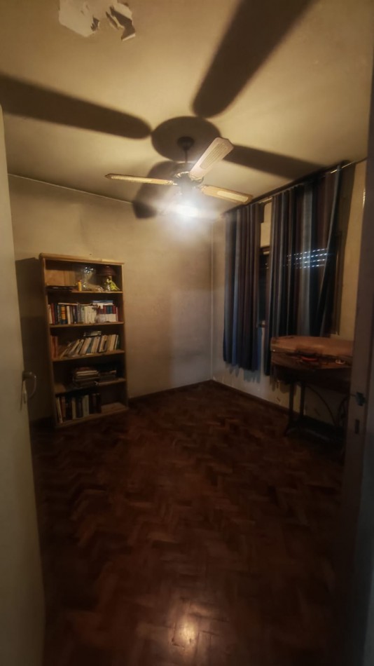 Excelente Casa, 4 dormitorios y 2 baños, pisos de parque en los dormitorios y sala de estar. 