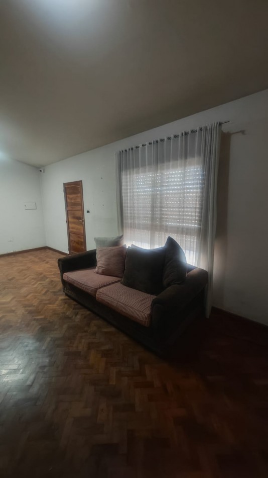 Excelente Casa, 4 dormitorios y 2 baños, pisos de parque en los dormitorios y sala de estar. 