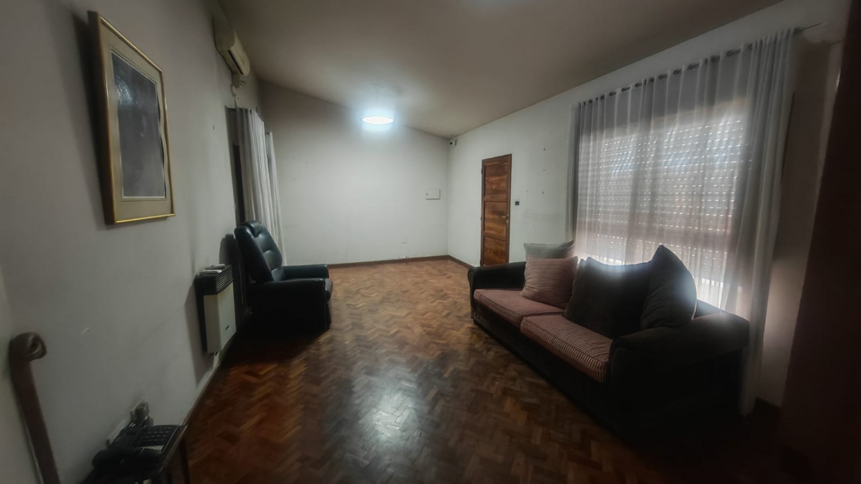 Excelente Casa, 4 dormitorios y 2 baños, pisos de parque en los dormitorios y sala de estar. 