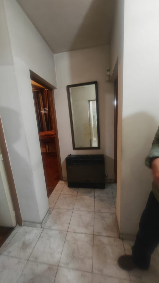 Excelente Casa, 4 dormitorios y 2 baños, pisos de parque en los dormitorios y sala de estar. 