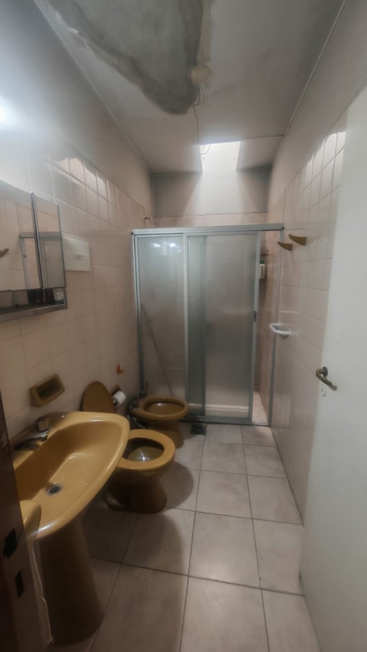 Excelente Casa, 4 dormitorios y 2 baños, pisos de parque en los dormitorios y sala de estar. 
