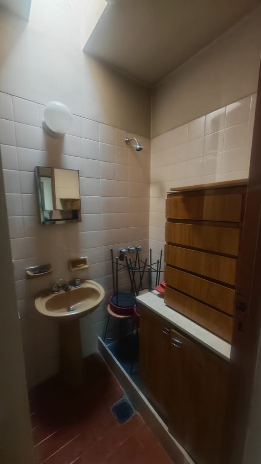 Excelente Casa, 4 dormitorios y 2 baños, pisos de parque en los dormitorios y sala de estar. 