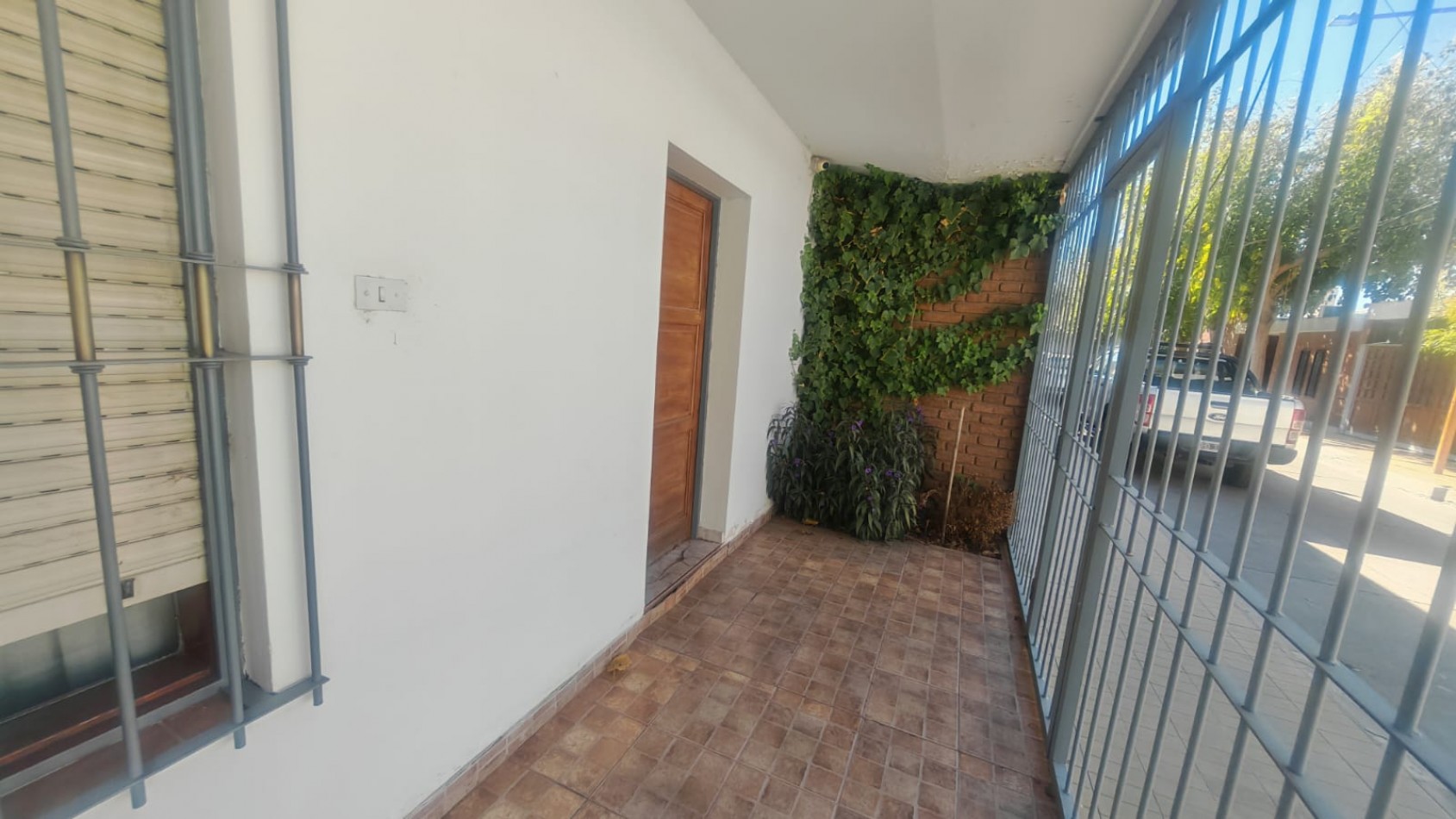 Excelente Casa, 4 dormitorios y 2 baños, pisos de parque en los dormitorios y sala de estar. 