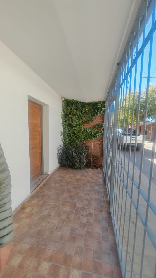 Excelente Casa, 4 dormitorios y 2 baños, pisos de parque en los dormitorios y sala de estar. 