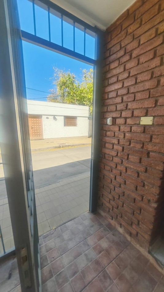 Excelente Casa, 4 dormitorios y 2 baños, pisos de parque en los dormitorios y sala de estar. 