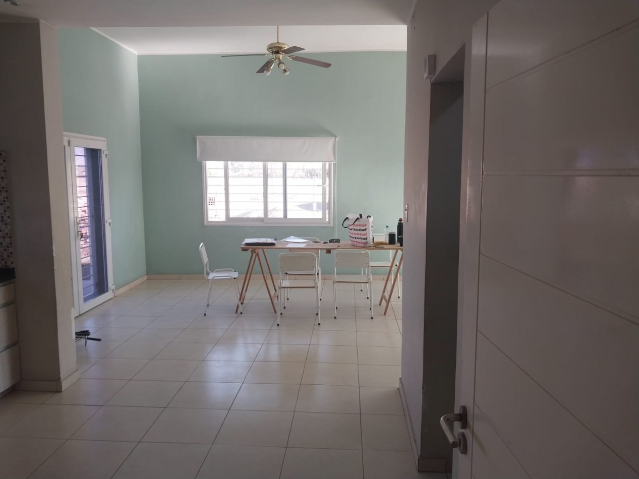 CASA EN VENTA - AMPLIOS AMBIENTES, EXCELENTE ILUMINACION Y VISTAS A LA MONTAÑA.