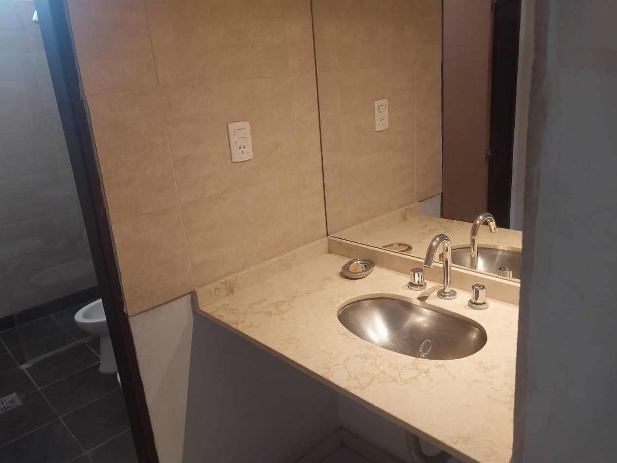 CASA EN VENTA - AMPLIOS AMBIENTES, EXCELENTE ILUMINACION Y VISTAS A LA MONTAÑA.