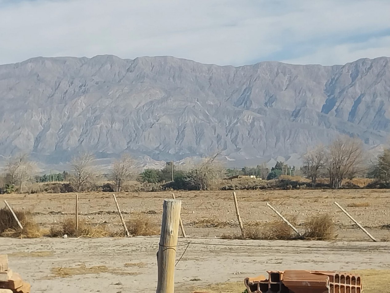 CASA EN VENTA - AMPLIOS AMBIENTES, EXCELENTE ILUMINACION Y VISTAS A LA MONTAÑA.
