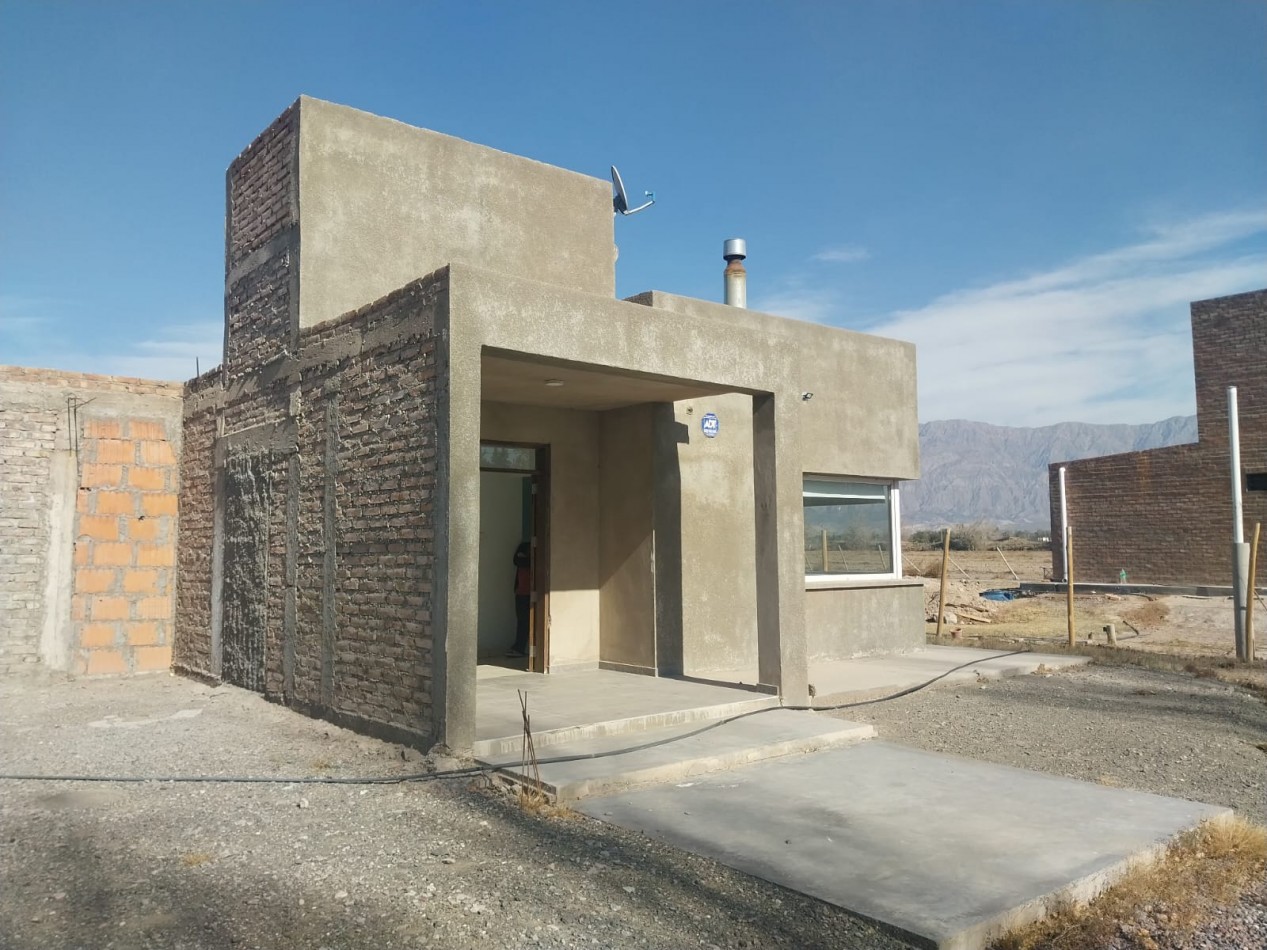 CASA EN VENTA - AMPLIOS AMBIENTES, EXCELENTE ILUMINACION Y VISTAS A LA MONTAÑA.
