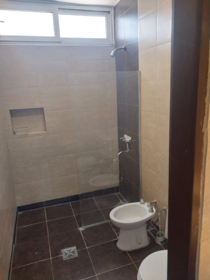 CASA EN VENTA - AMPLIOS AMBIENTES, EXCELENTE ILUMINACION Y VISTAS A LA MONTAÑA.