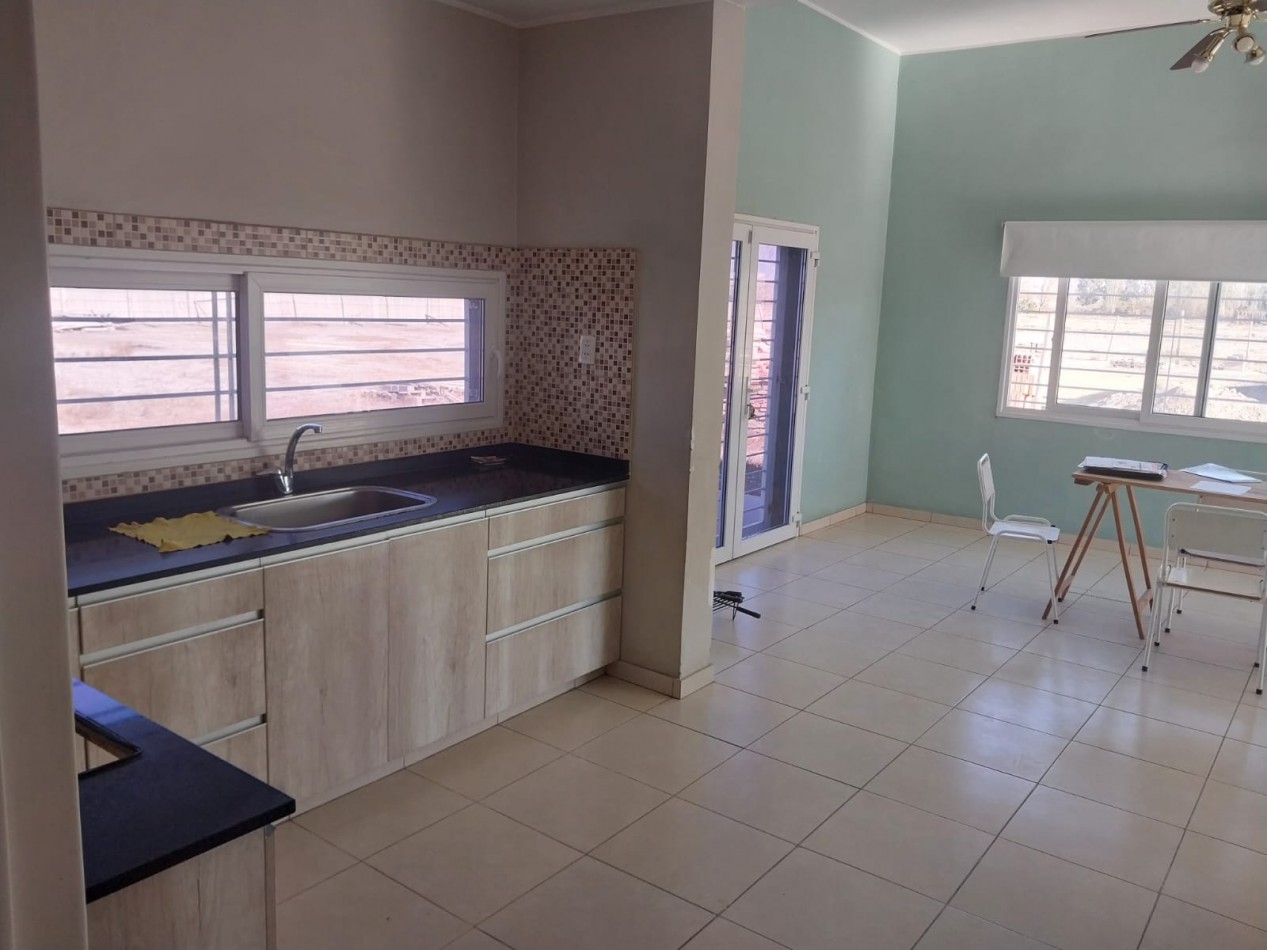 CASA EN VENTA - AMPLIOS AMBIENTES, EXCELENTE ILUMINACION Y VISTAS A LA MONTAÑA.