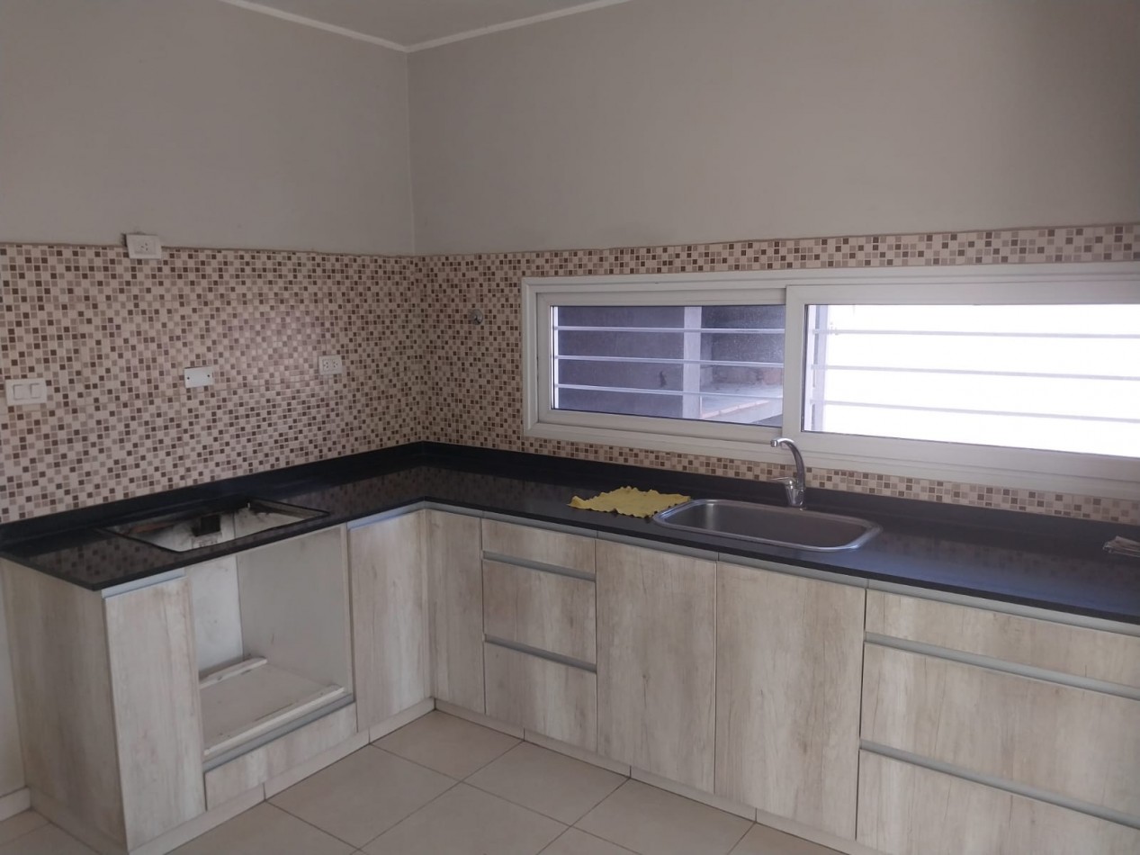 CASA EN VENTA - AMPLIOS AMBIENTES, EXCELENTE ILUMINACION Y VISTAS A LA MONTAÑA.
