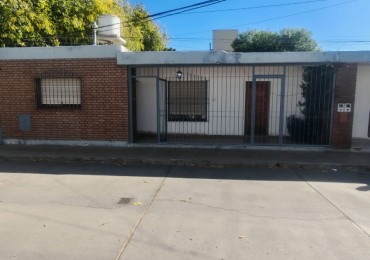 Excelente Casa, 4 dormitorios y 2 baños, pisos de parque en los dormitorios y sala de estar. 
